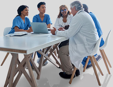 {alt} Chefarzt im Gespr&auml;ch mit dem &auml;rztlichen Team in der Klinik