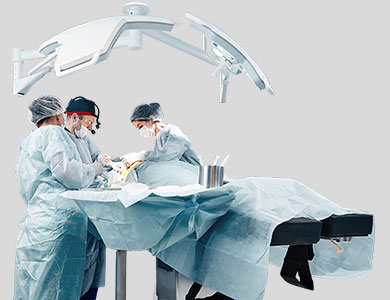 {alt} Facharzt im Gespr&auml;ch mit einem Patienten in der Klinik