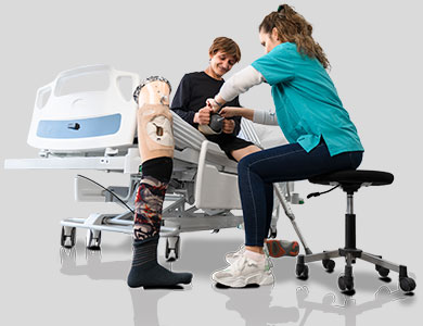 {alt} **Facharzt im Gespr&auml;ch mit Patient**