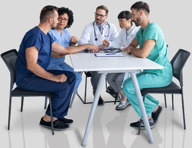 {alt} **Oberarzt im Gespr&auml;ch mit dem Team**