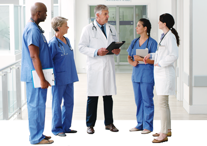 Mehrere Mitarbeitende aus dem Gesundheitswesen besprechen sich in einem Klinikflur.