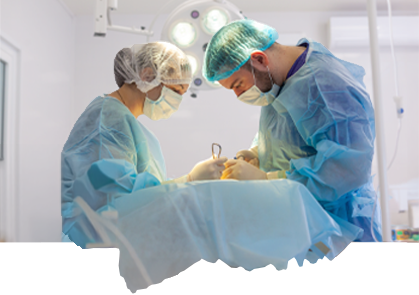 Zwei medizinische Fachkr&auml;fte f&uuml;hren eine Operation im Operationssaal durch.