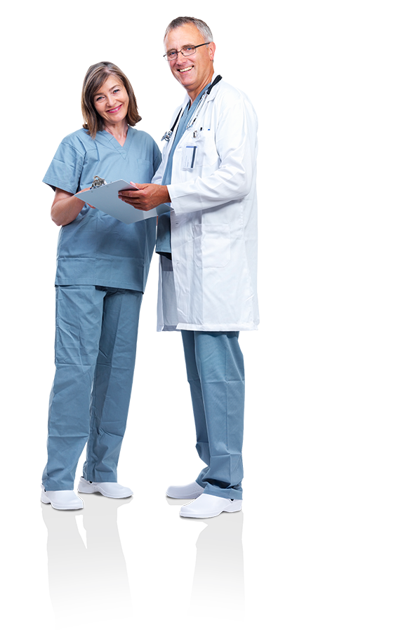Zwei Mitarbeitende aus dem Gesundheitswesen besprechen gemeinsam Unterlagen und l&auml;cheln in die Kamera.
